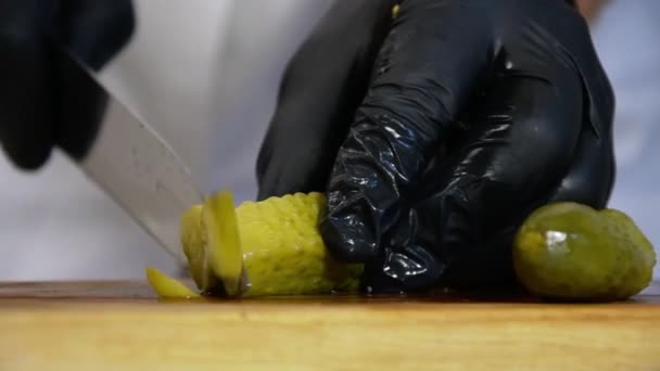 Chef Uma Pizzaria Corta Pequeno Pickle Trituração Gherkin Câmera Lenta — Vídeo de Stock