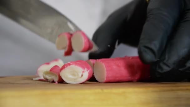 Cozinheiro Cozinha Está Finamente Cortando Palitos Caranguejo Uma Tábua Corte — Vídeo de Stock