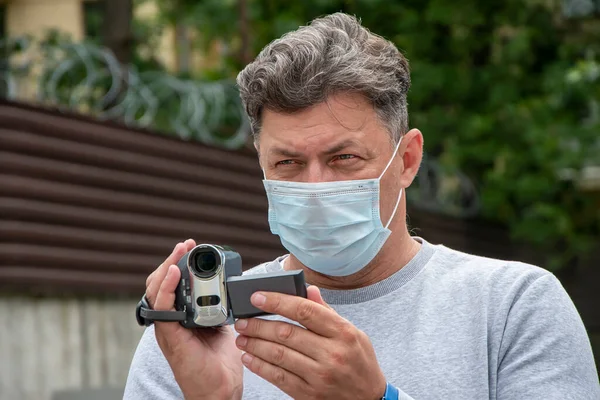 Πορτρέτο Ενός Άνδρα Ιατρική Μάσκα Που Τραβάει Βίντεο Μια Κρυμμένη — Φωτογραφία Αρχείου