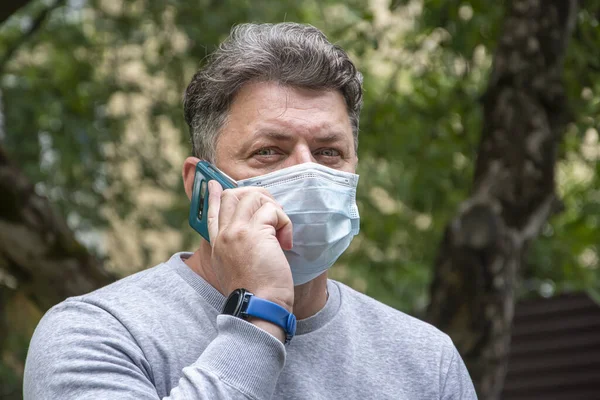 Retrato Callejero Hombre Años Una Máscara Médica Hablando Por Teléfono — Foto de Stock