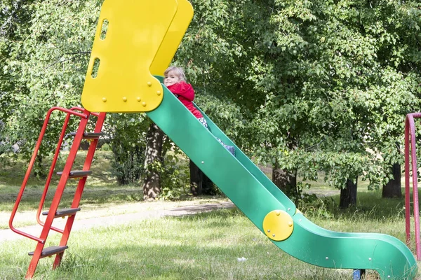 Una Bambina Scivola Giù Uno Scivolo Parco Giochi All Aperto — Foto Stock