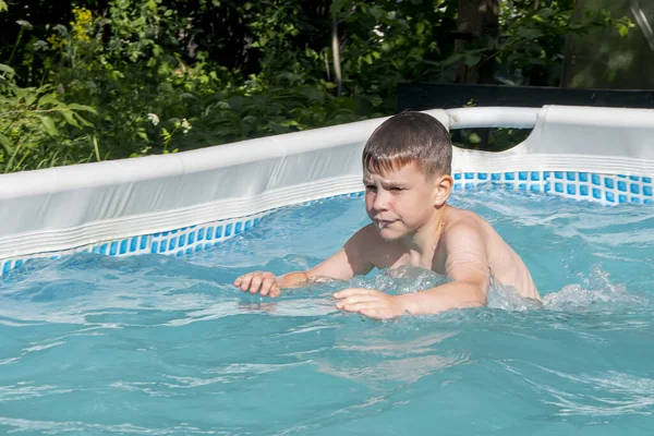 Portrét Chlapce Který Potápí Vody Domácím Bazénu Voda Stříká Stran — Stock fotografie