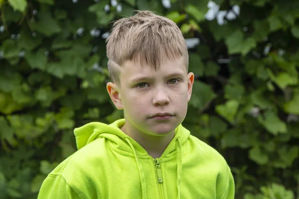 Ritratto Strada Bambino Anni Con Volto Serio Taglio Capelli Alla — Foto Stock