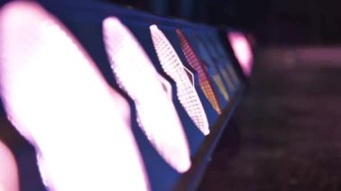 Zemin ışıkları açılıp kapanıyor, dans pistinin renkleri yanıyor..