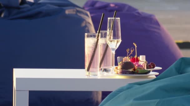 对于参加公开晚会的游客 桌上有软饮料 红酒和玻璃杯 食物和水果 — 图库视频影像