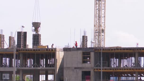 Construtores Canteiro Obras Erguem Edifício Monolítico Concreto Armado Implementação Uma — Vídeo de Stock