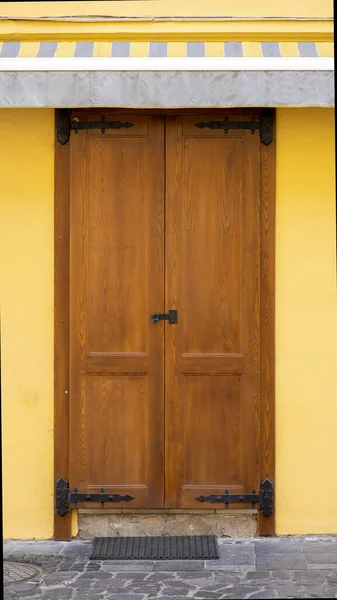 Teil Eines Gelben Hauses Mit Einer Verschlossenen Holztür Darüber Ein — Stockfoto