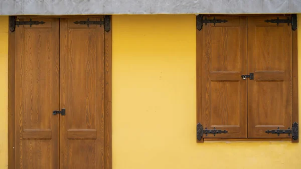 Parte Uma Casa Yellow Onde Janela Está Fechada Com Persianas — Fotografia de Stock