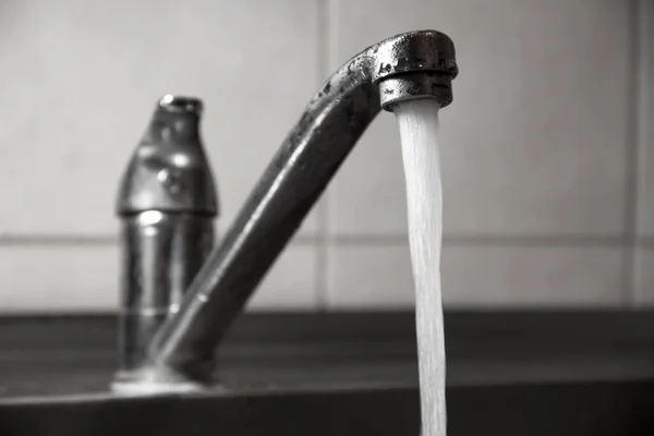 Acqua Pulita Scorre Dal Rubinetto Metallo Bianco Cucina Primo Piano — Foto Stock