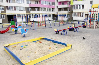 Çok katlı binaların bahçelerinde açık şehir çocuk parkı.