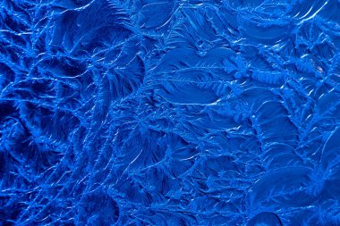 Pencere camındaki desen don desenleri, mavi renk tonu.