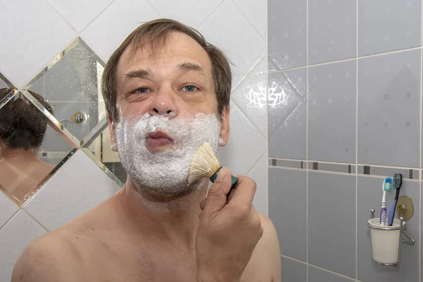 Hombre Esparce Crema Afeitar Cara Con Cepillo Afeitar — Foto de Stock