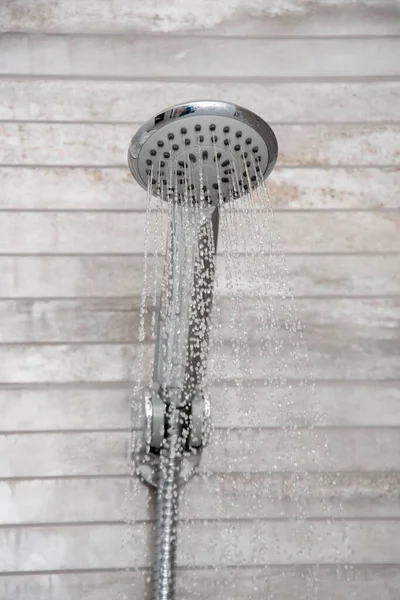 Chuveiro Montado Parede Água Flui Para Banheiro Close Decoração Interiores — Fotografia de Stock