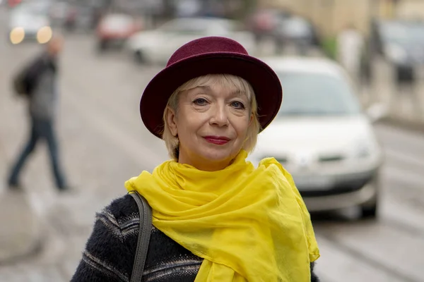 Street Portrait Elderly Woman Fashionable Hat Yellow Scarf Urban Landscape — Stock Photo, Image