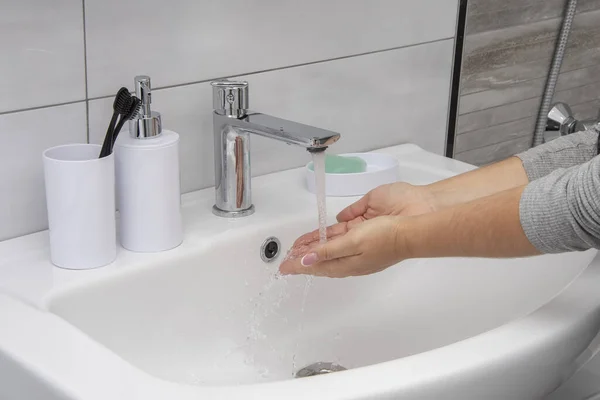 Eine Frau Wäscht Sich Unter Einem Wasserstrahl Die Hände Modernes — Stockfoto