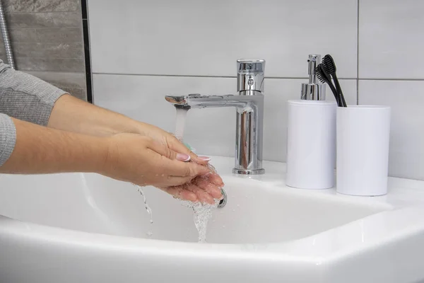 Una Donna Lava Mani Sotto Una Corrente Acqua Selettiva Moderno — Foto Stock