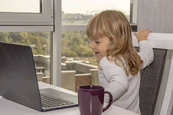 Porträt Eines Kleinen Mädchens Das Über Das Internet Kommuniziert Oder — Stockfoto