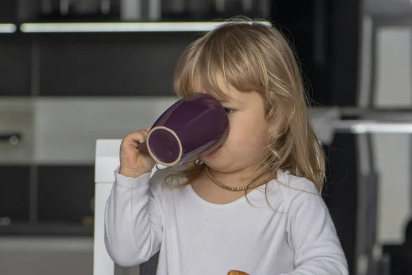 Liten Flicka Som Sitter Vid Bordet Köket Och Dricker Mugg — Stockfoto