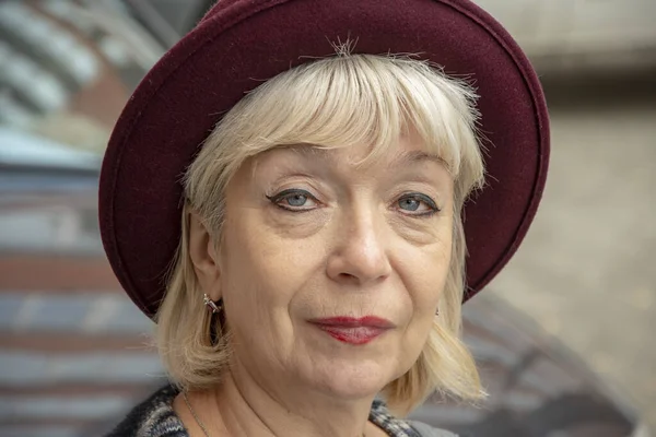 Street Portrait Elderly Woman Fashionable Hat Background City Buildings Close — Stock Photo, Image