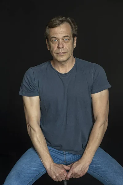 Retrato Hombre Estudio Años Con Una Camiseta Azul Con Manos — Foto de Stock