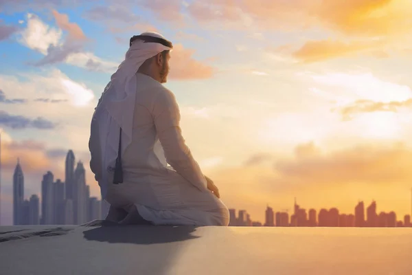 Hombre Árabe Con Ropa Tradicional Emiratos Rezando Desierto Los Emiratos —  Fotos de Stock