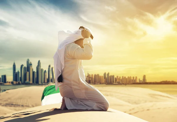 Arabischer Mann Mit Traditioneller Kleidung Aus Den Emiraten Sitzt Der — Stockfoto