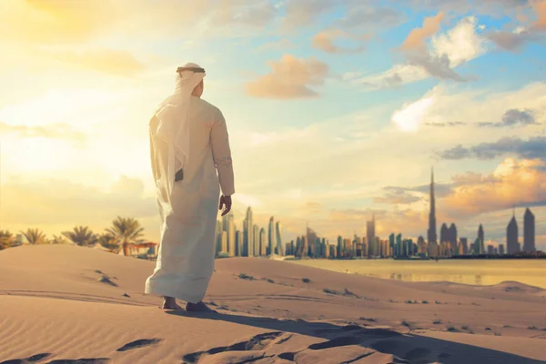 Homem Árabe Frente Dubai Horizonte Deserto Dos Emirados Árabes Unidos — Fotografia de Stock