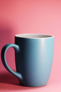 Mavi çay bardağı pembe arka plan gıda fotoğraf