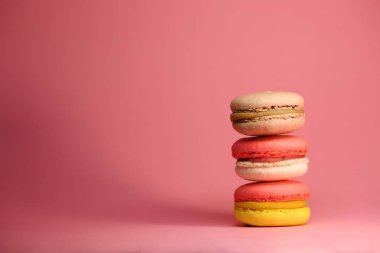 Macroons pembe bir arka plan üzerinde parlak gıda fotoğraf