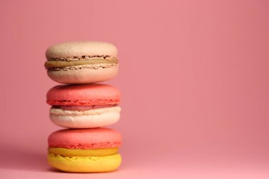 Macroons pembe bir arka plan üzerinde parlak gıda fotoğraf