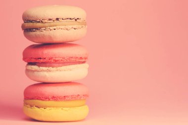 Macroons pembe bir arka plan üzerinde parlak gıda fotoğraf