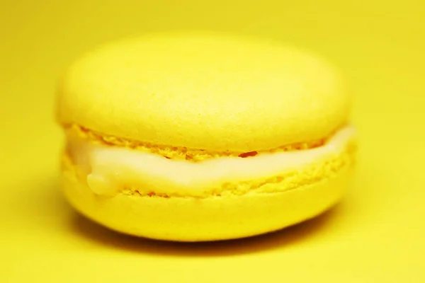 黄色马卡龙蛋糕在黄色背景明亮的食物摄影 — 图库照片