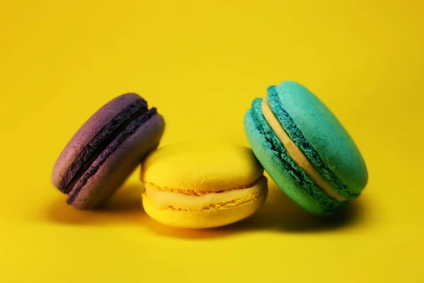 Helle Food Fotografie Von Makronen Auf Gelbem Hintergrund — Stockfoto