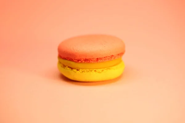 Bolo Macaroon Amarelo Vermelho Sobre Fundo Rosa Fotografia Alimentos Brilhantes — Fotografia de Stock