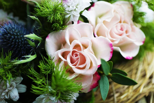 Buket çiçek gül ve diğer bitkiler ile yakın çekim