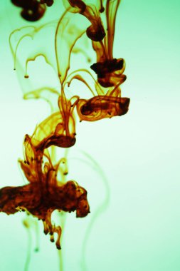 Boya su arka planda kan veya iyot gibi görünüyor