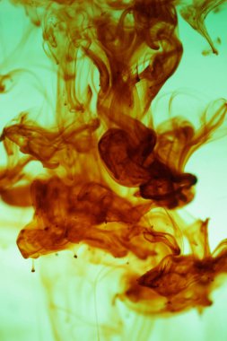 Boya su arka planda kan veya iyot gibi görünüyor