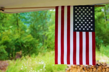 Amerikan bayrağı bina flutters dışında sabit