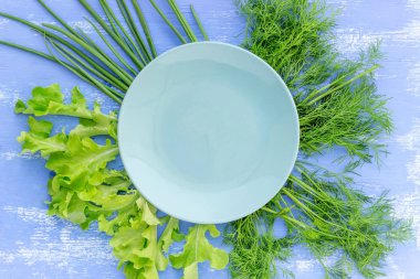 Salata, dereotu, soğan, mavi plaka ile metin için yer altında.