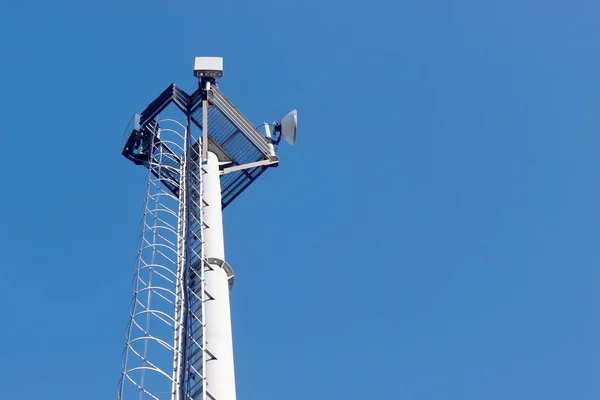 Antena celular contra el cielo azul — Foto de Stock