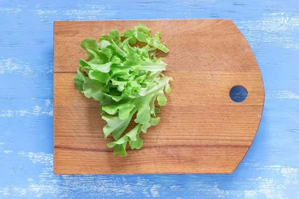 Hojas Lechuga Verde Sobre Tabla Madera Fondo Azul —  Fotos de Stock