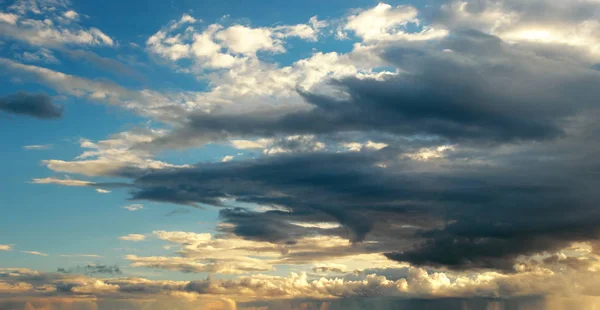 Céu dramático colorido com nuvem ao pôr do sol — Fotografia de Stock