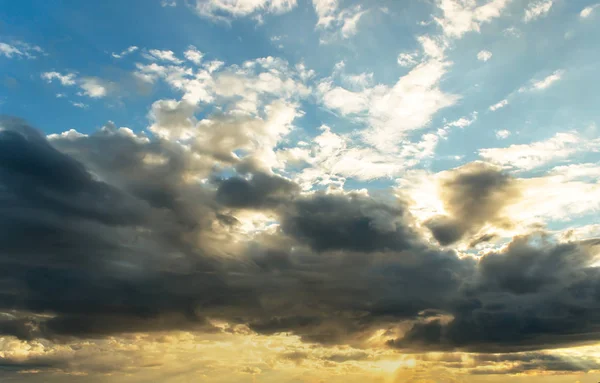 Langit berwarna dramatis dengan awan saat matahari terbenam — Stok Foto