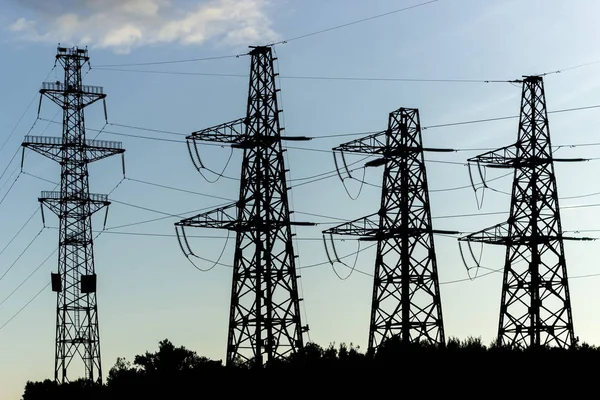 Distribución de electricidad con líneas eléctricas de alta tensión —  Fotos de Stock