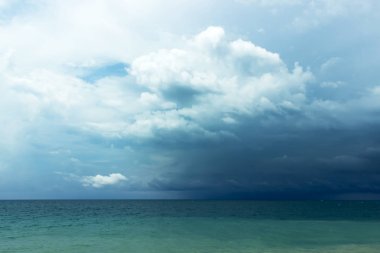 Denizin üstünde bulutlu mavi gökyüzü, duvar kağıtları, deniz manzarası, arka plan