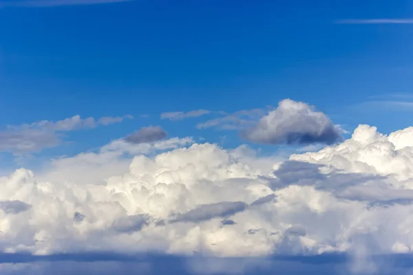 Langit biru dengan awan putih. Latar belakang musim panas. — Stok Foto