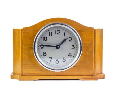 Beyaz arkaplanda izole edilmiş eski tahta saat