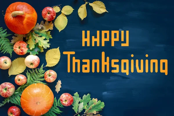 Happy Thanksgiving Tekst Met Pompoenen Bladeren Donkere Houten Achtergrond — Stockfoto