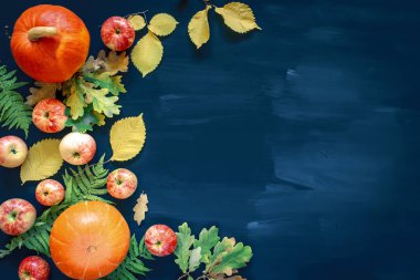 Düşen yapraklar ve koyu ahşap masa vintage yer ayarı ile meyve sonbahar kökenli. Şükran günü kavramı