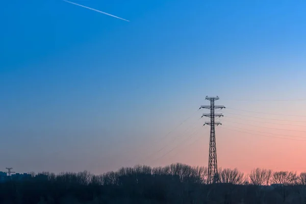 Silhouette della torre elettrica ad alta tensione con bellissimo sfondo cielo — Foto Stock